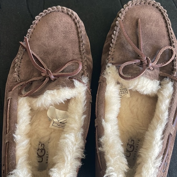 Gently used excellent condition ugh slippers - Picture 4 of 7